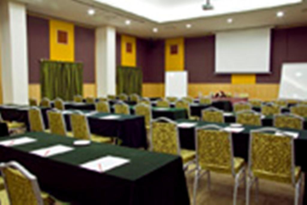 Thistle Port Dickson Resort Kültér fotó A conference room